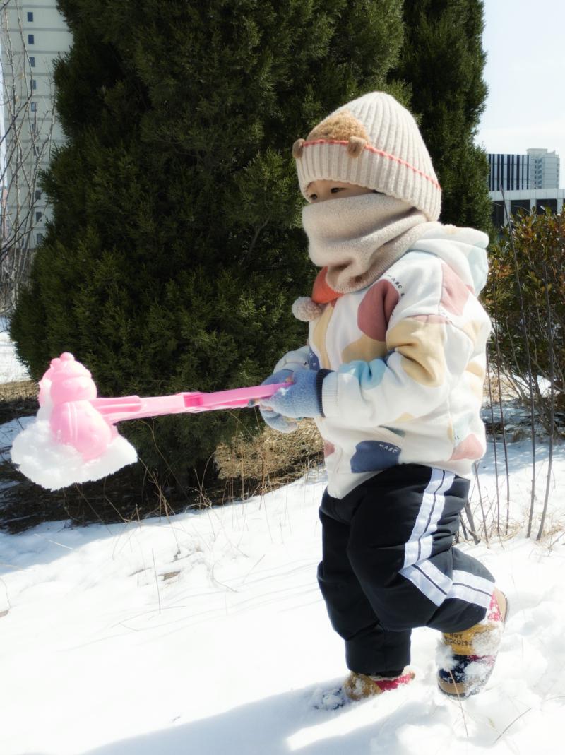 20220319_little_one_playing_in_snow_6.jpg